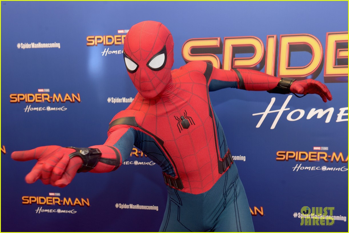 tom holland and spider man homecoming co stars attend new york fist responders screening2 07