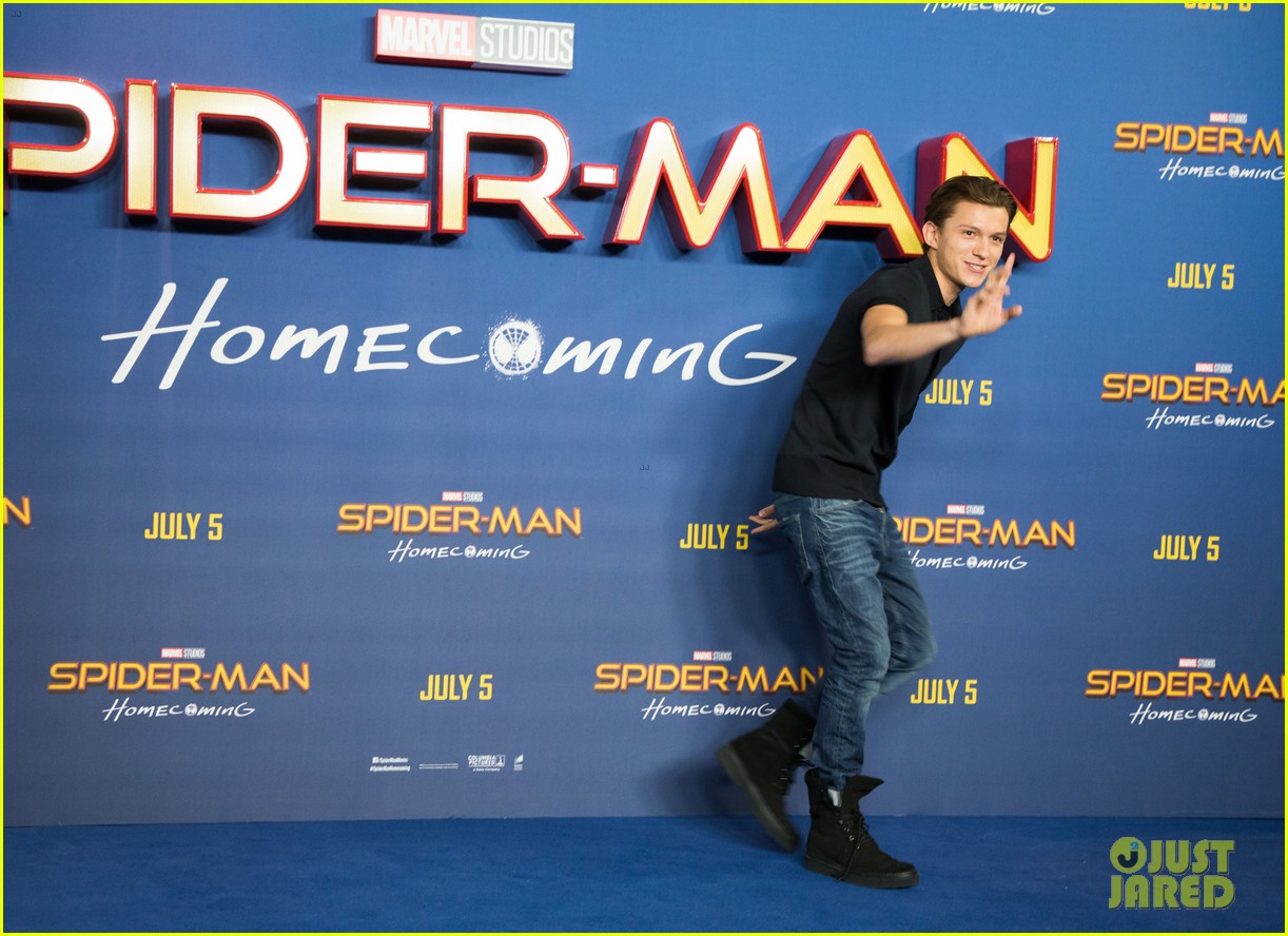 tom hollands pet pooch steals the show at spider man homecoming london 16