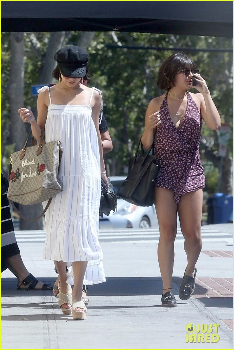 vanessa hudgens grabs lunch with mom sister 02