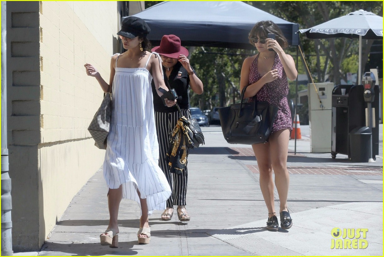 vanessa hudgens grabs lunch with mom sister 06