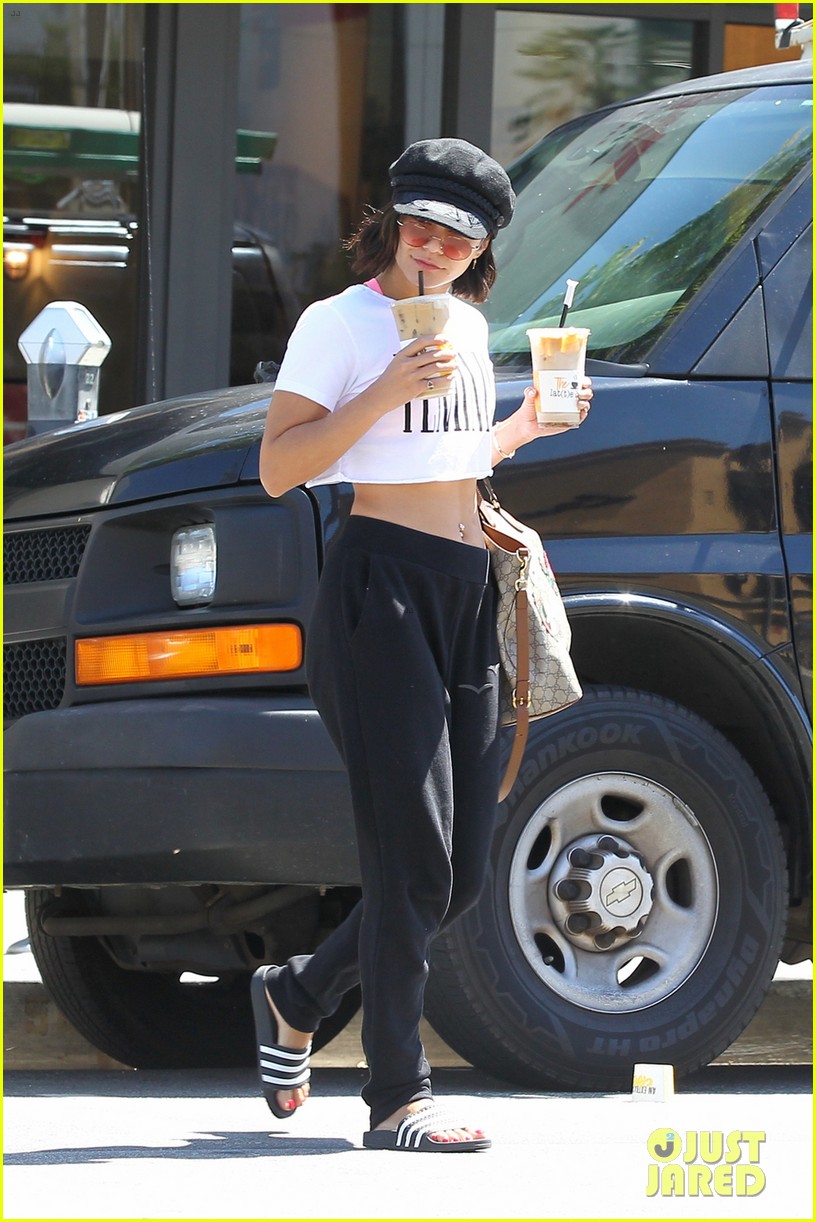 vanessa hudgens grabs lunch with mom sister 17