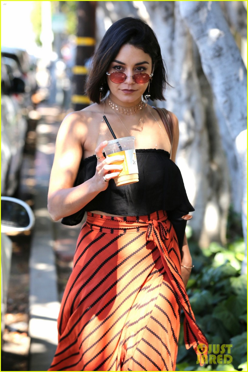 vanessa hudgens cant stop laughing while shopping with friends 05