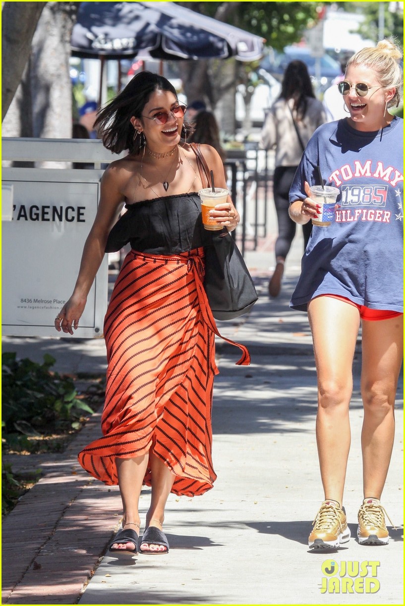 vanessa hudgens cant stop laughing while shopping with friends 06