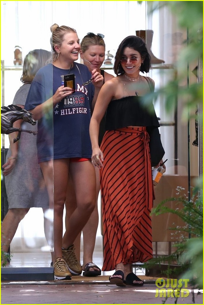 vanessa hudgens cant stop laughing while shopping with friends 08