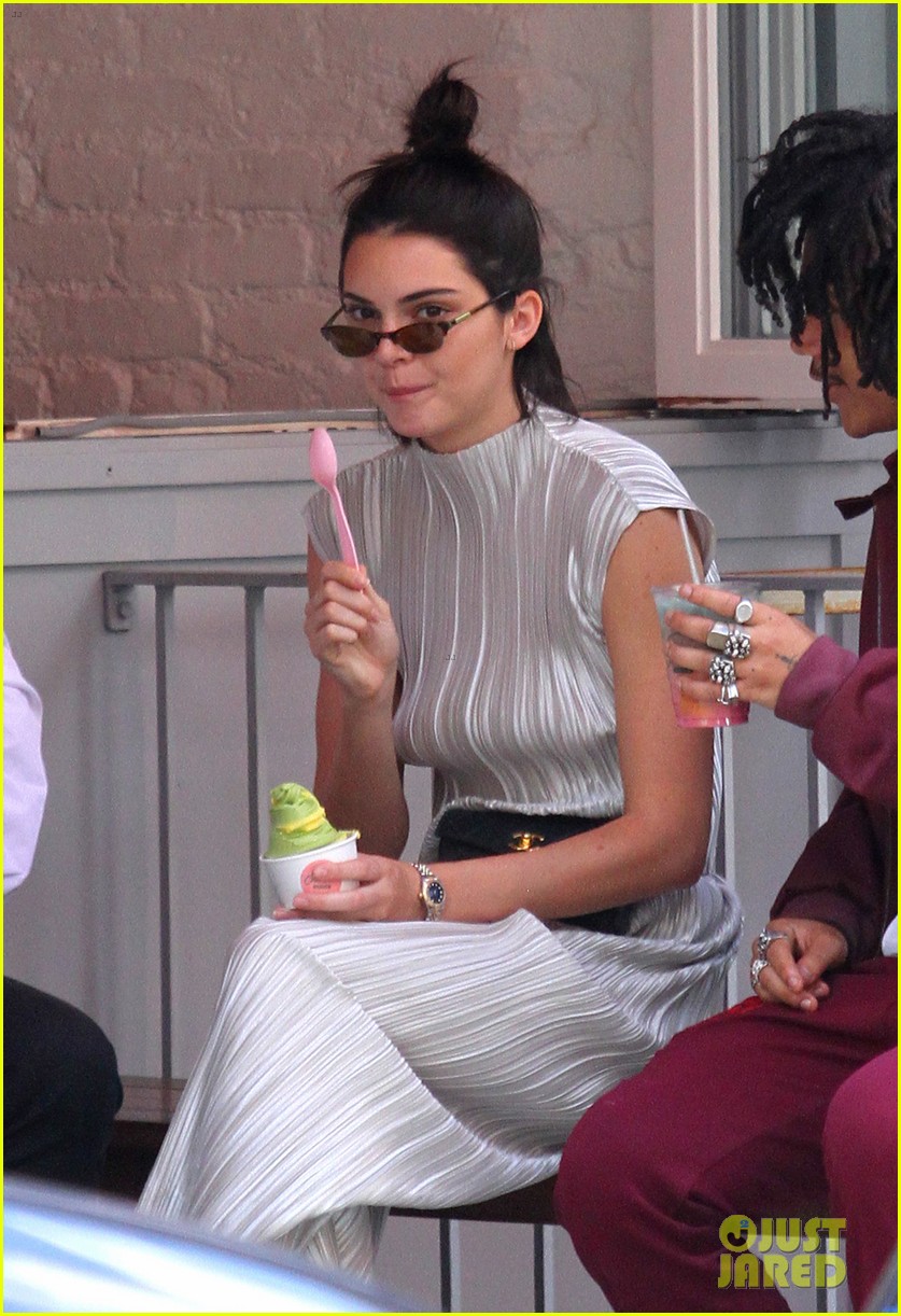 kendall jenner frank ocean grab ice cream together in nyc 05