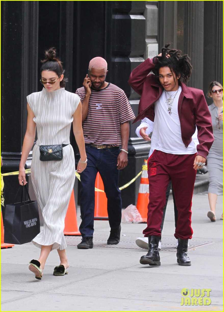 kendall jenner frank ocean grab ice cream together in nyc 06