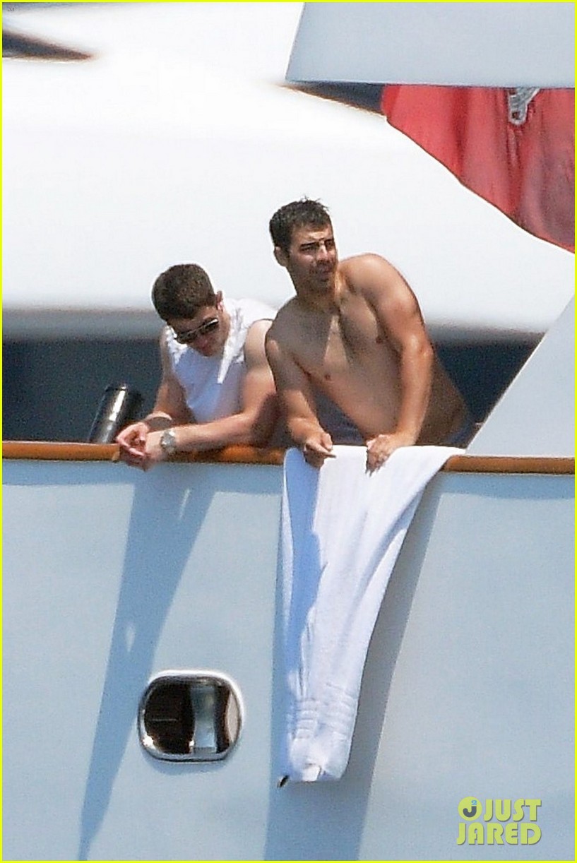 joe and nick jonas casually flaunt their shirtless bods 03