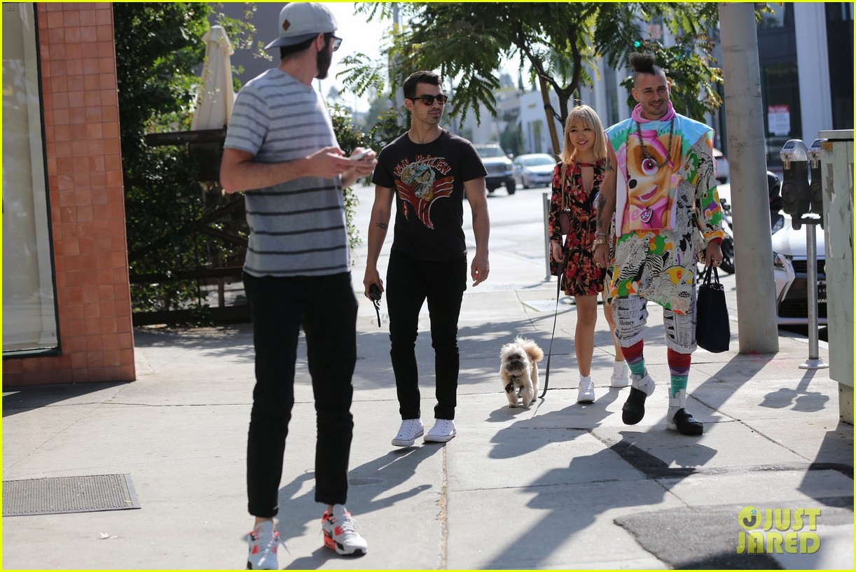joe jonas shows his puppy love during lunch with dnce 01