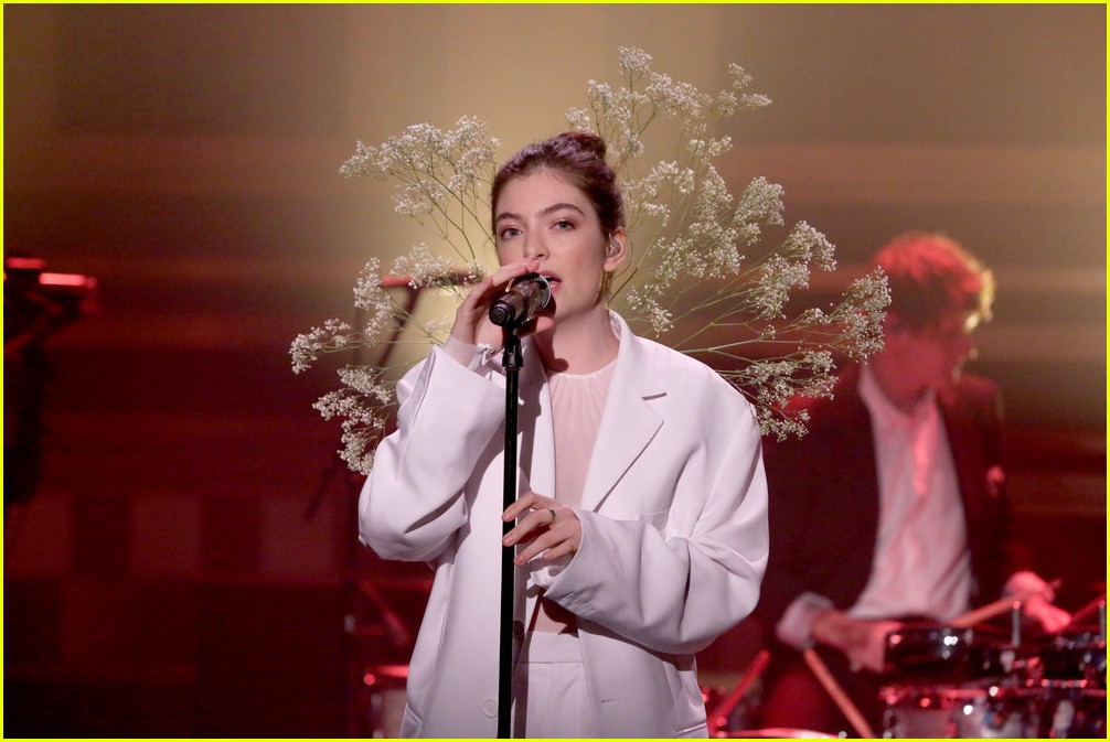 lorde performs perfect places fallon 04