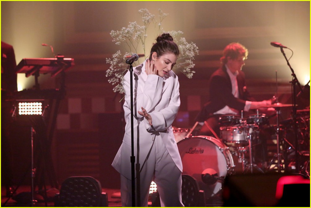 lorde performs perfect places fallon 05