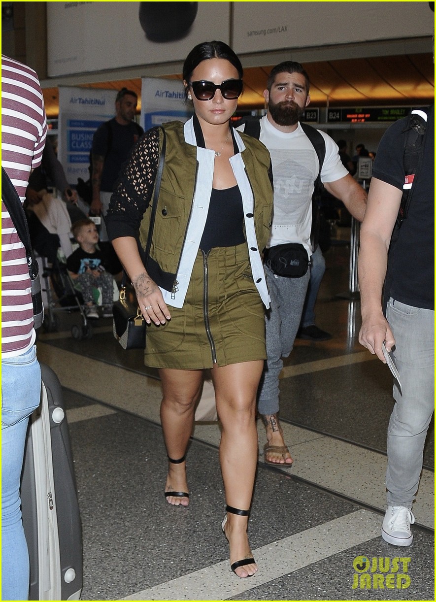 demi lovato flies out of town after project runway filming 03