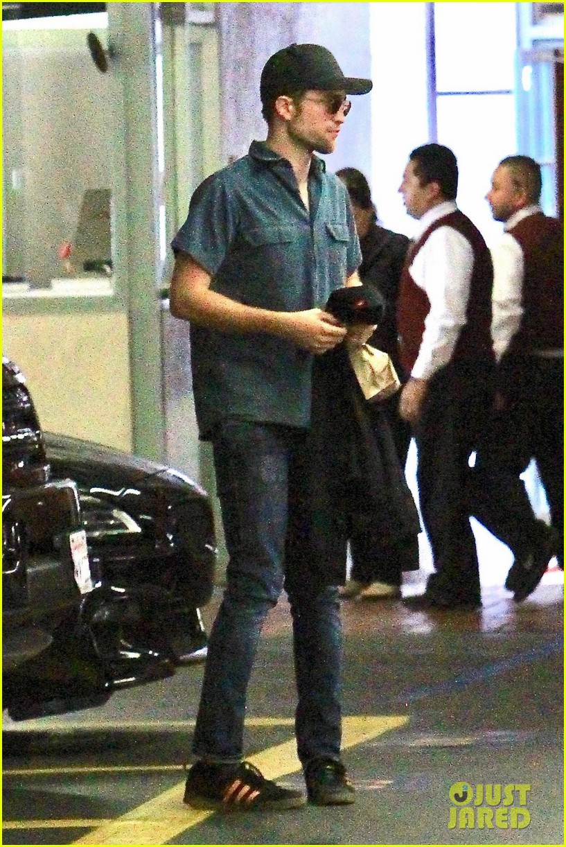 robert pattinson keeps a low profile in beverly hills 01