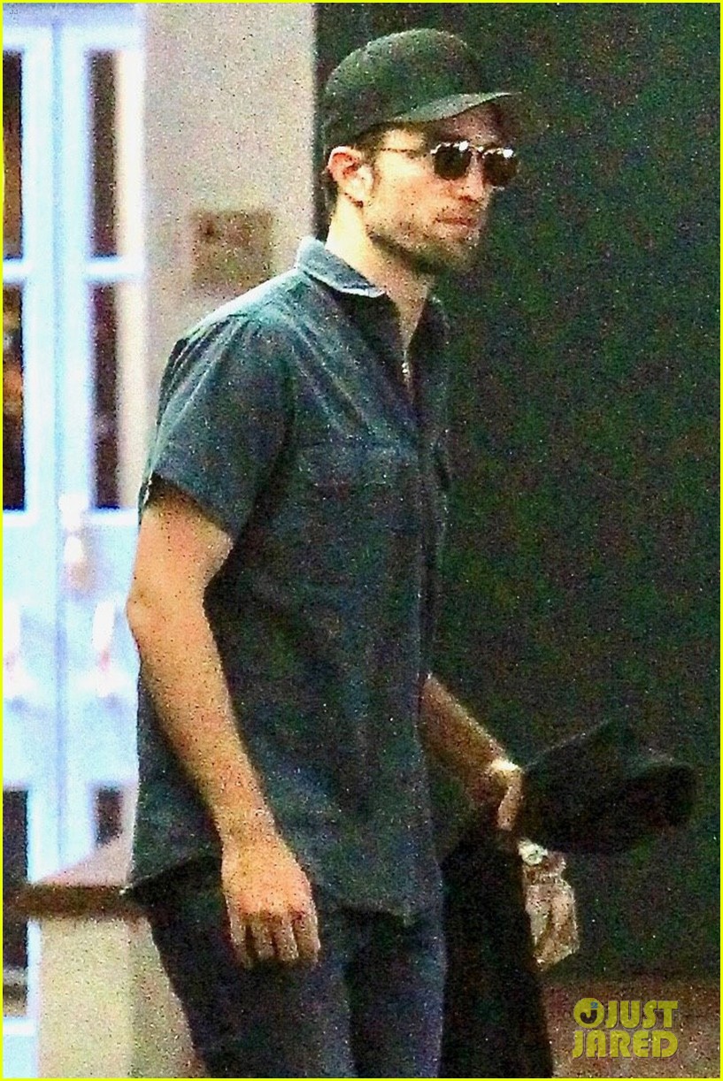 robert pattinson keeps a low profile in beverly hills 02