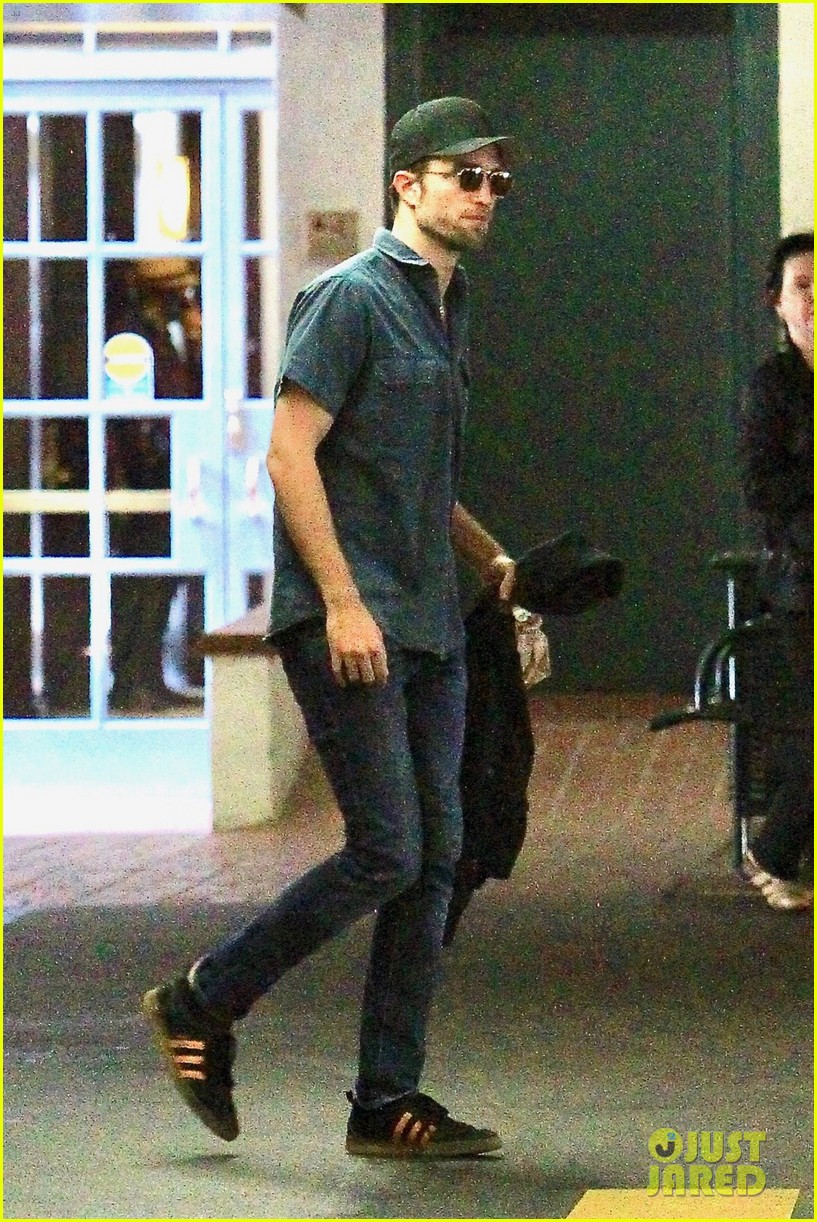 robert pattinson keeps a low profile in beverly hills 03