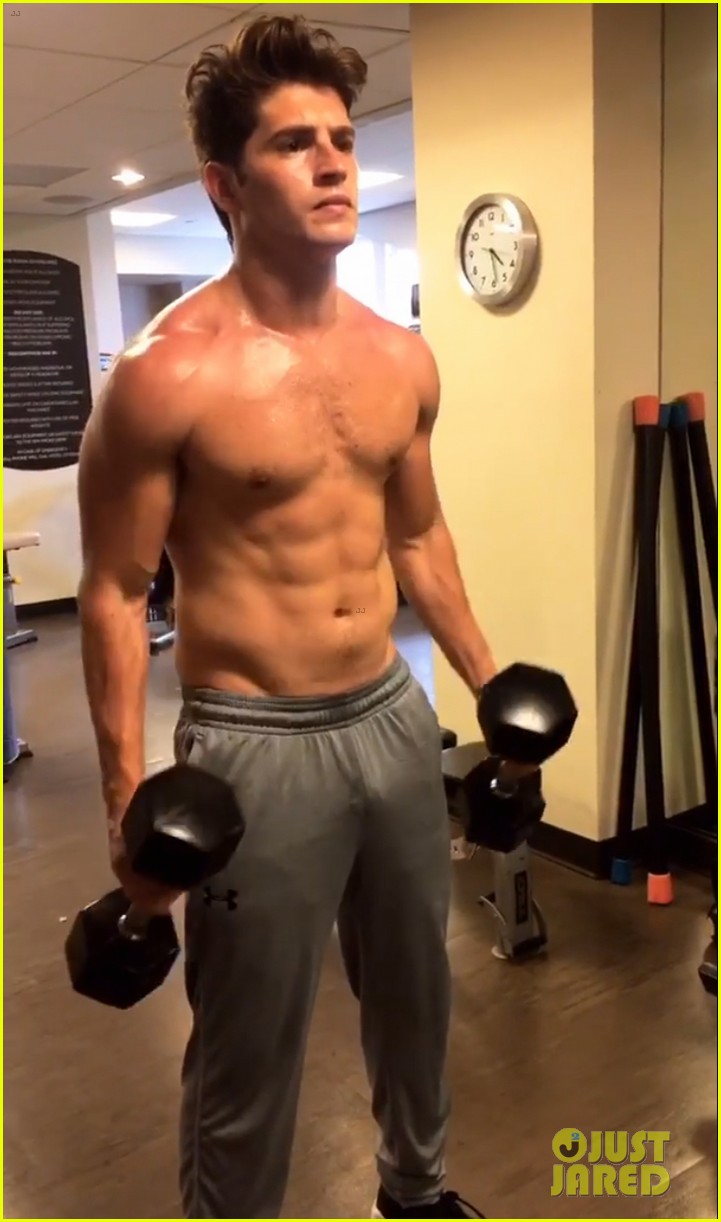 gregg0sulkin flaunts toned abs during shirtless workout04