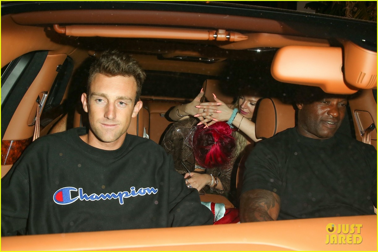 bella thorne scott disick hold hands on night at the club 04