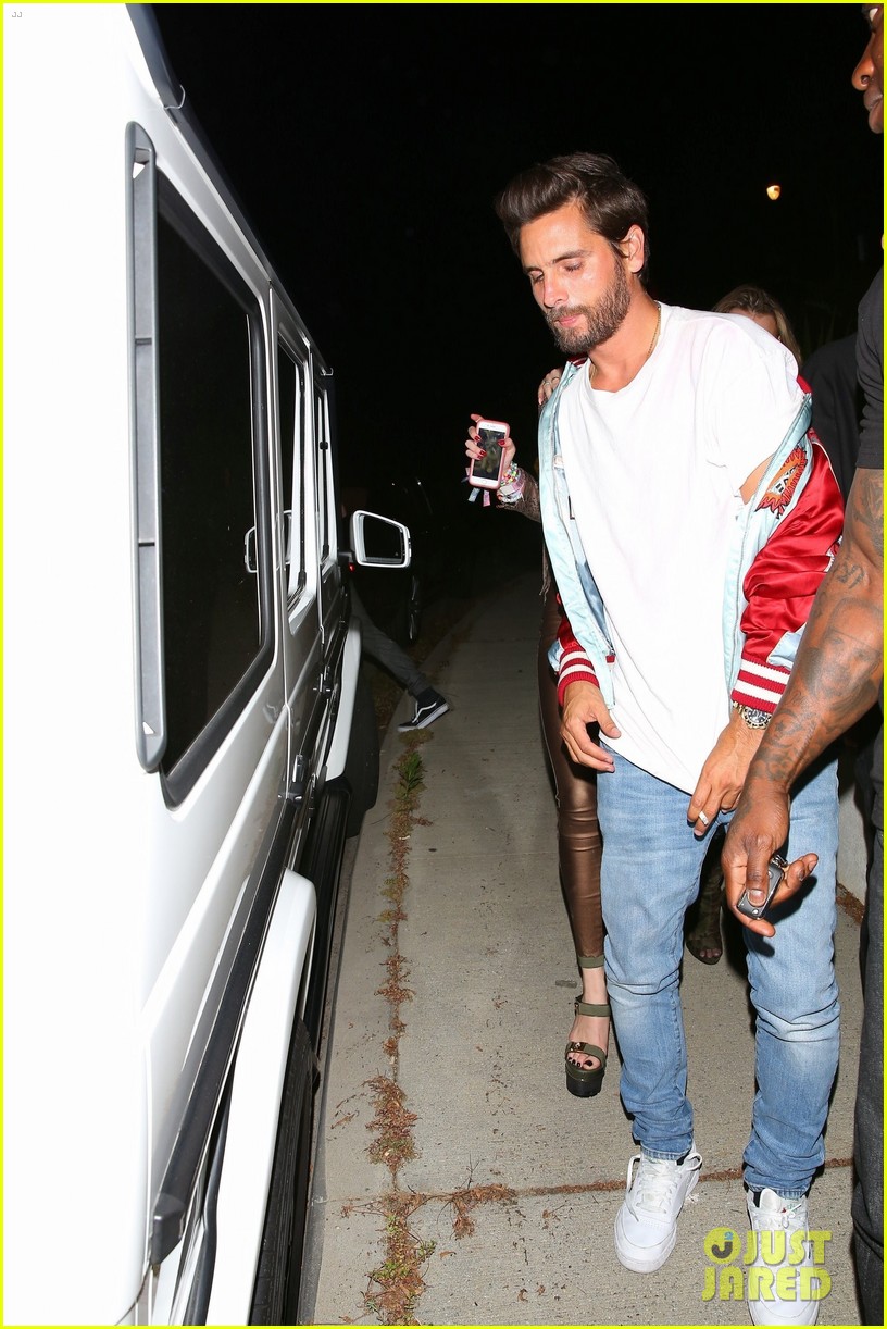bella thorne scott disick hold hands on night at the club 43