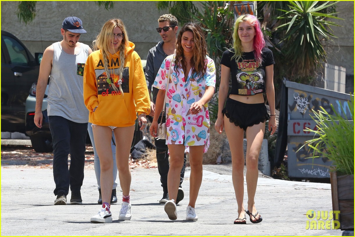 bella thorne grabs lunch with friends in la05