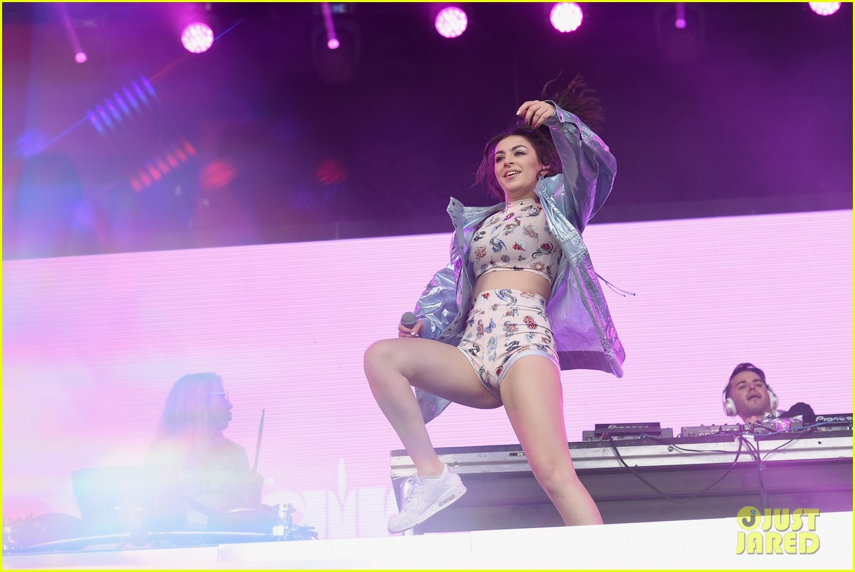 charli xcx and tove lo take the stage at governors ball 07