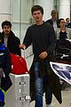 ansel elgort gets greeted by fans at australia airport 03