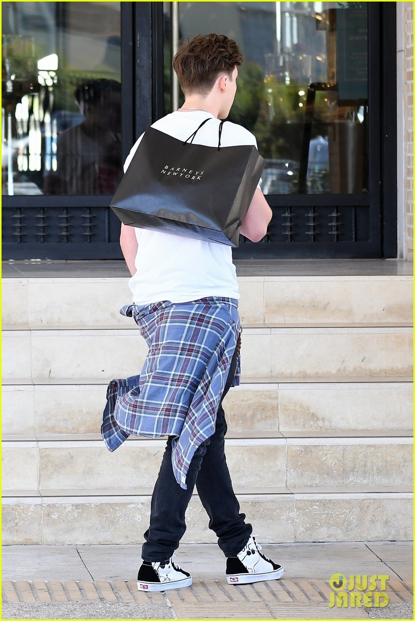 brooklyn beckham shops with madison beer after introducing her to his mom 03