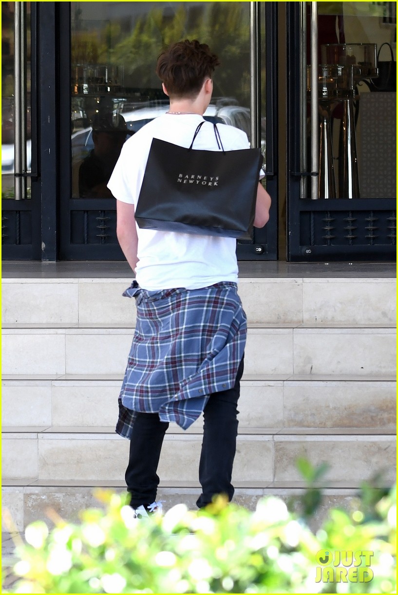 brooklyn beckham shops with madison beer after introducing her to his mom 28
