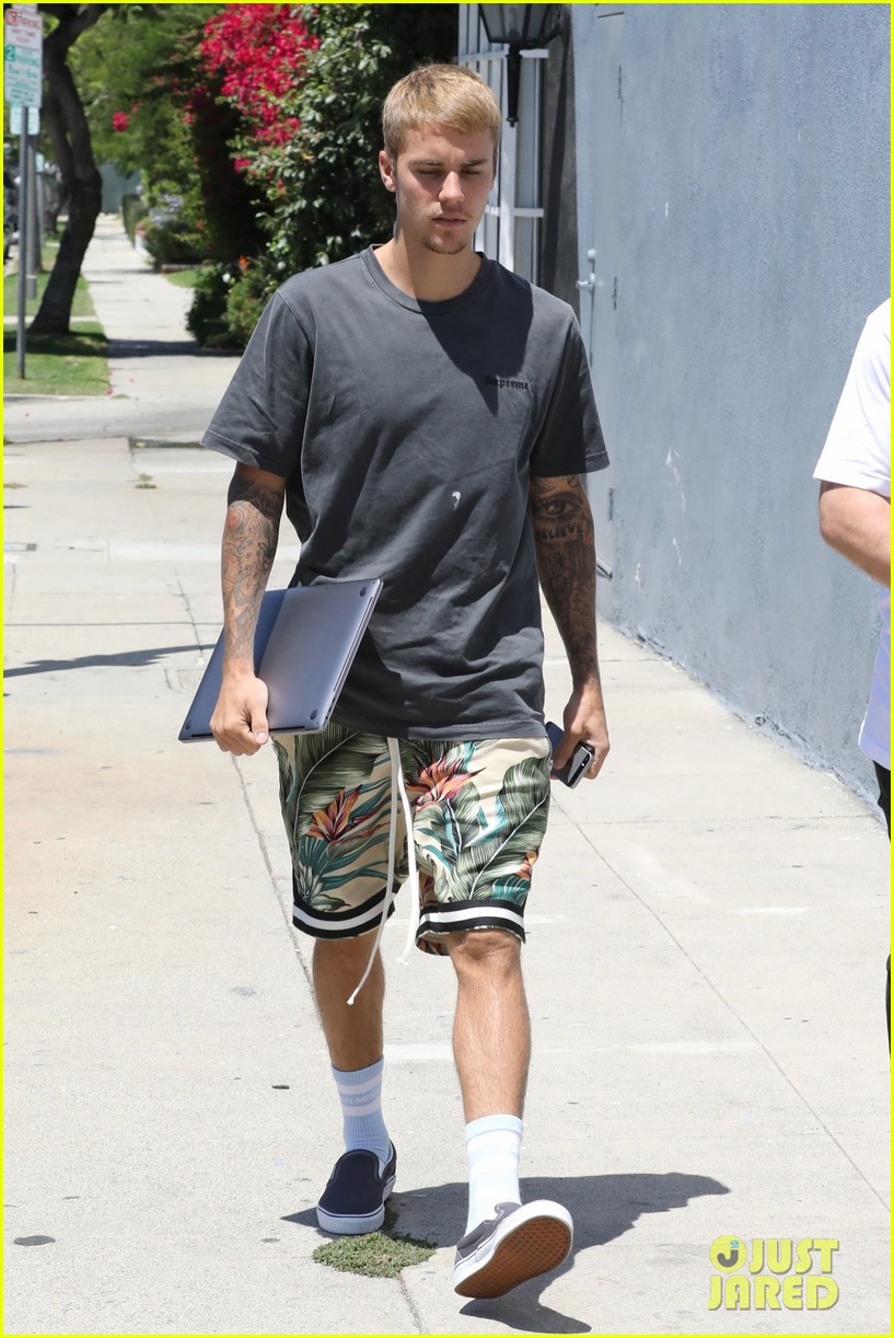 justin bieber hits photographer with truck after leaving church 06