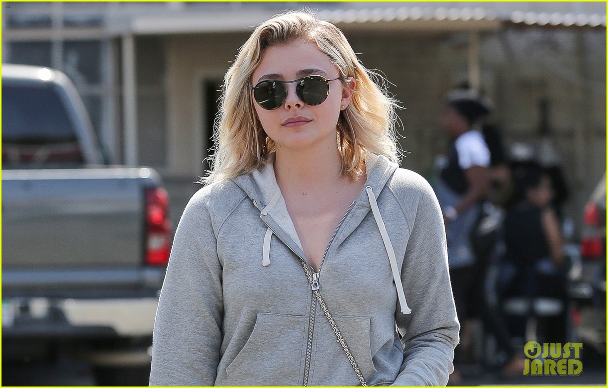 chloe moretz shows her support for the aclu 03