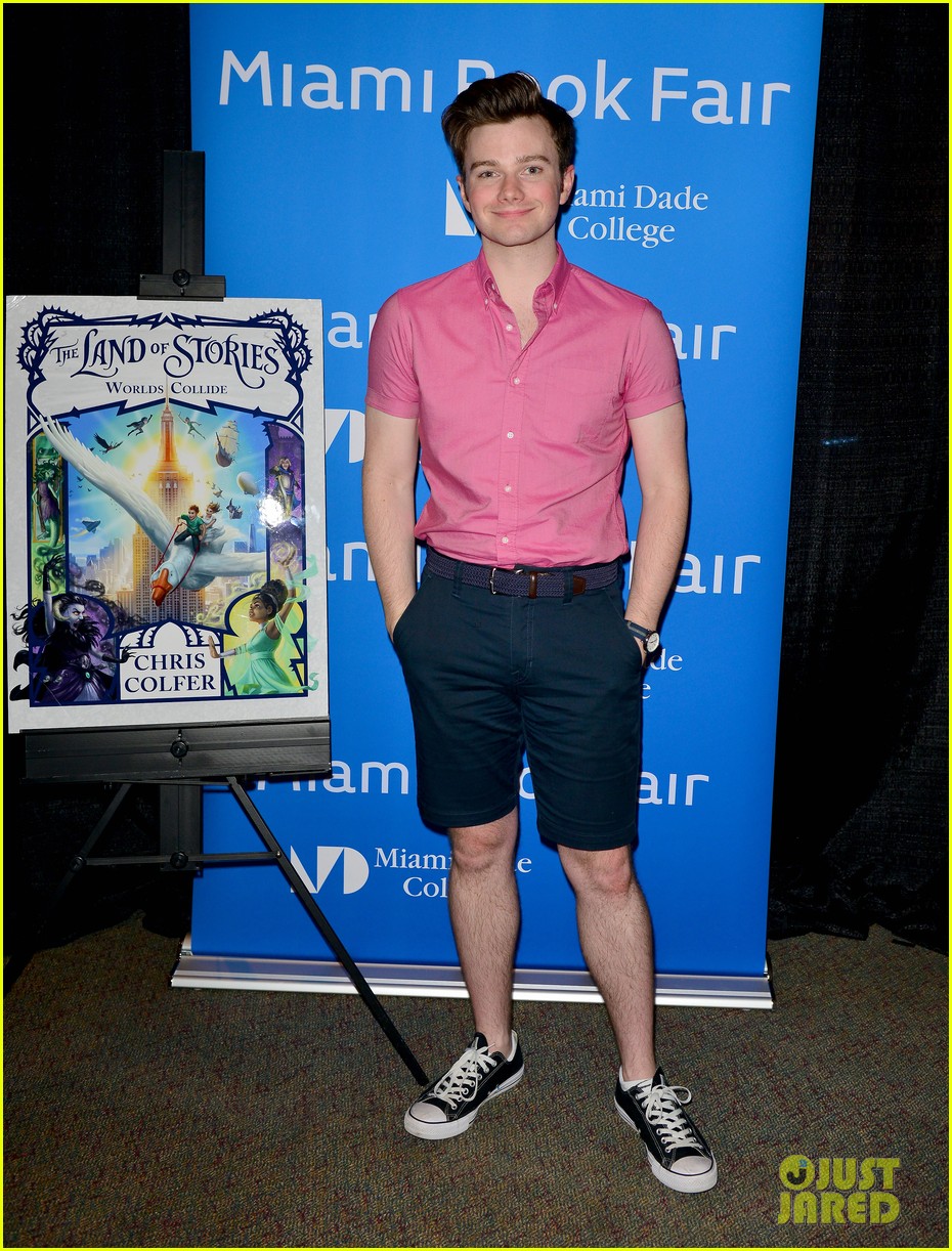 chris colfer land of stories book signing 01