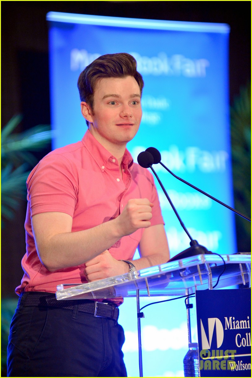 chris colfer land of stories book signing 02