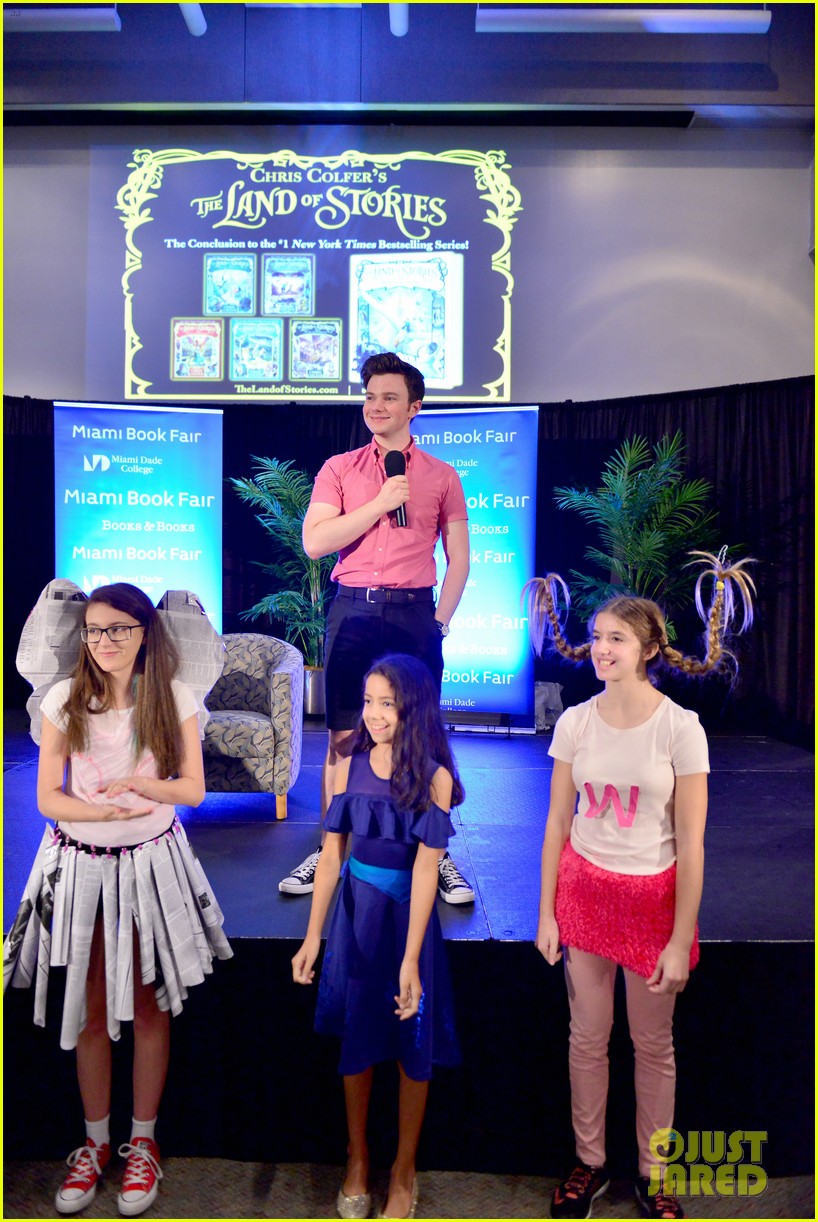 chris colfer land of stories book signing 05