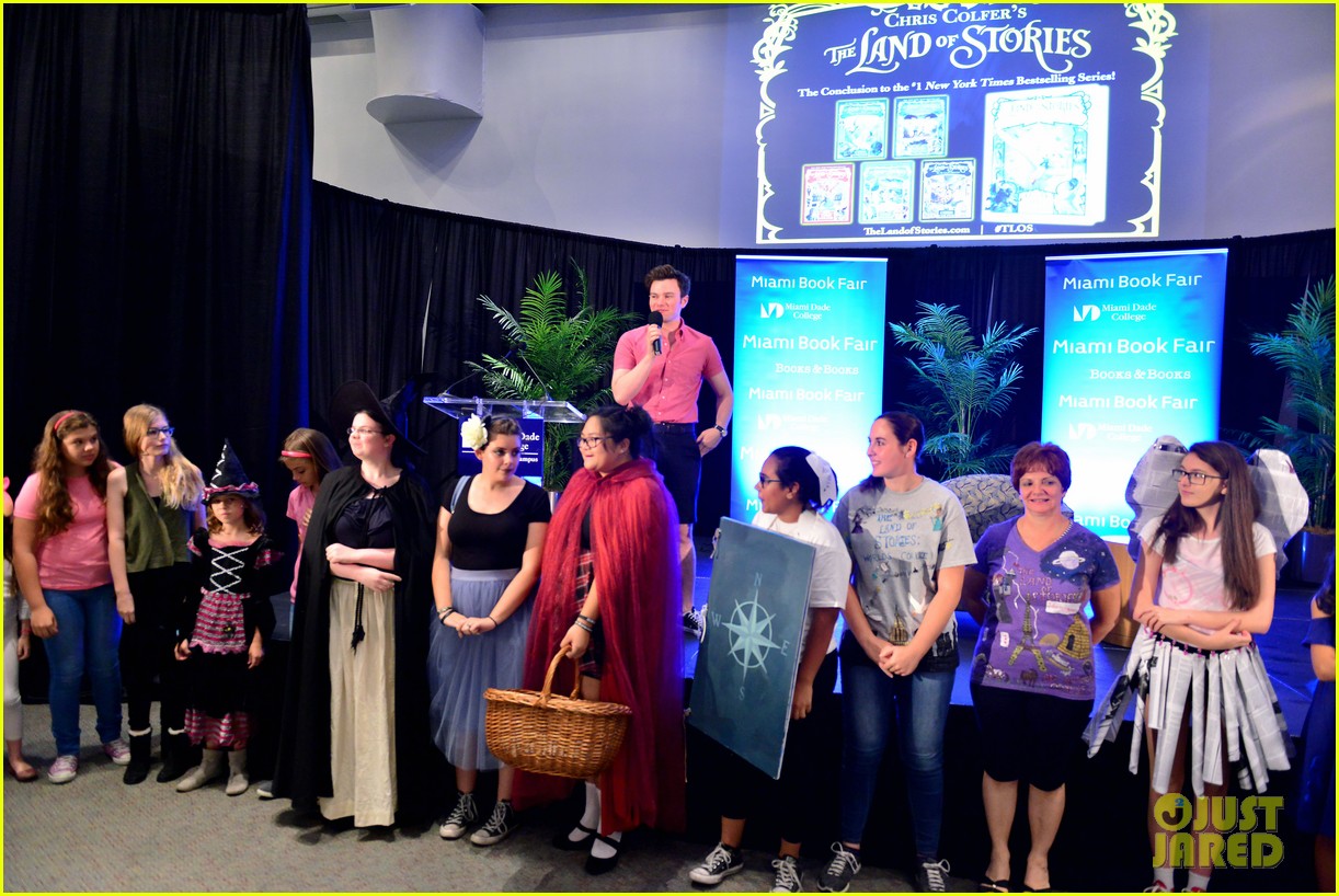chris colfer land of stories book signing 06