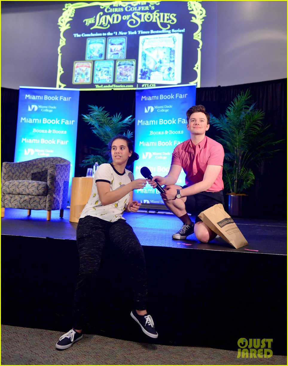 chris colfer land of stories book signing 09