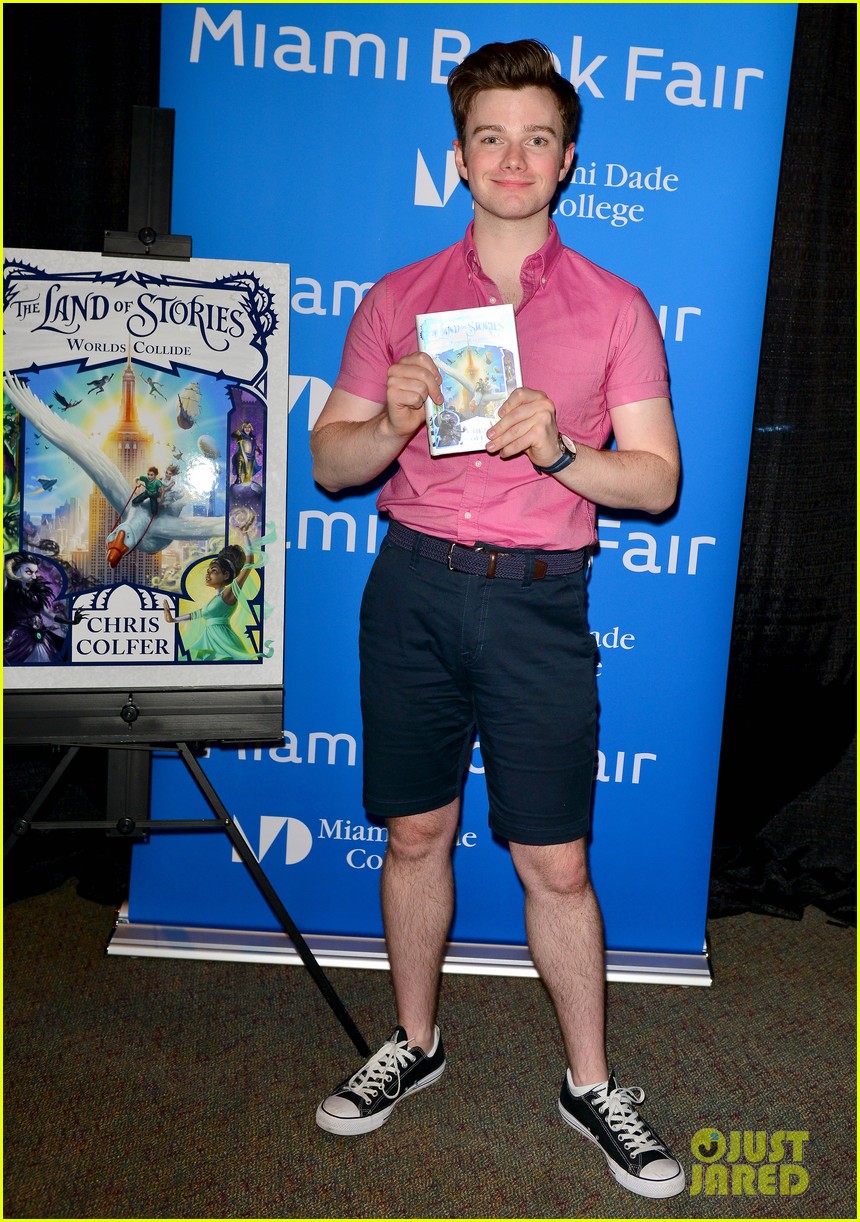 chris colfer land of stories book signing 10