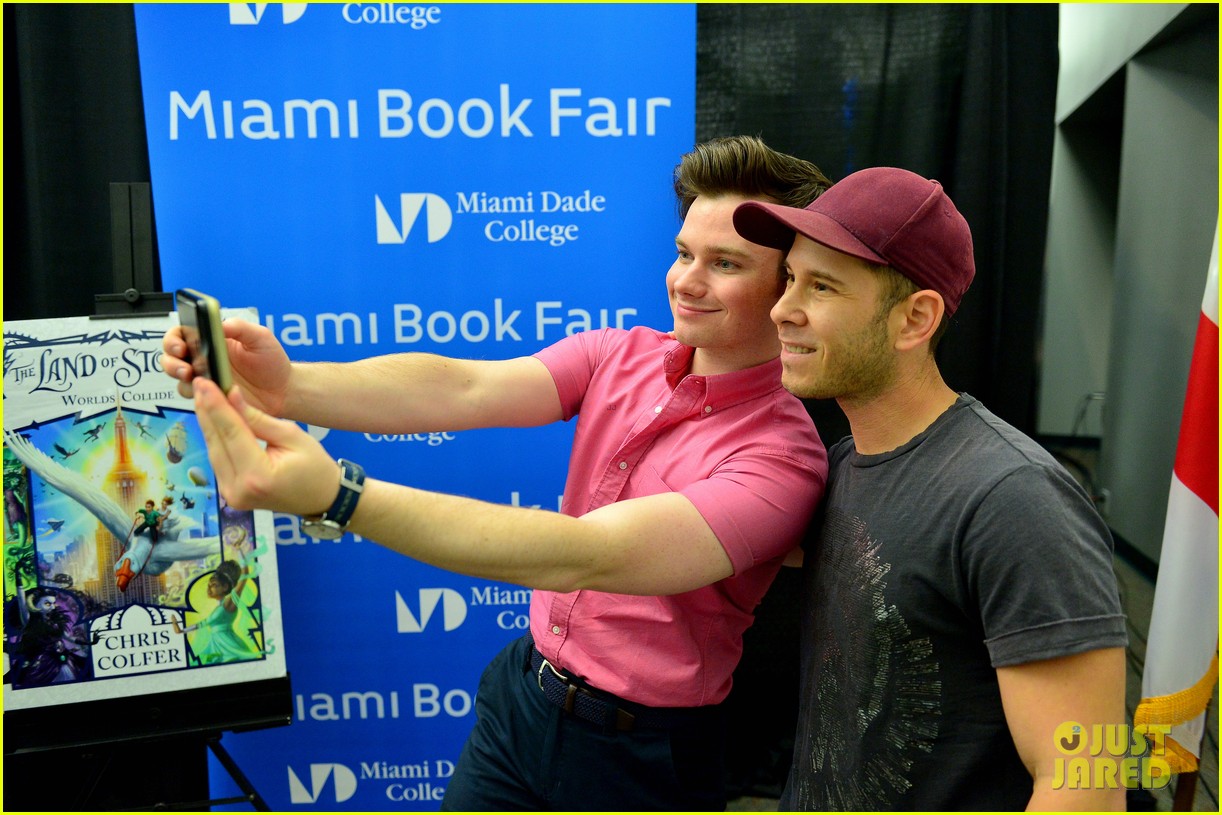 chris colfer land of stories book signing 18