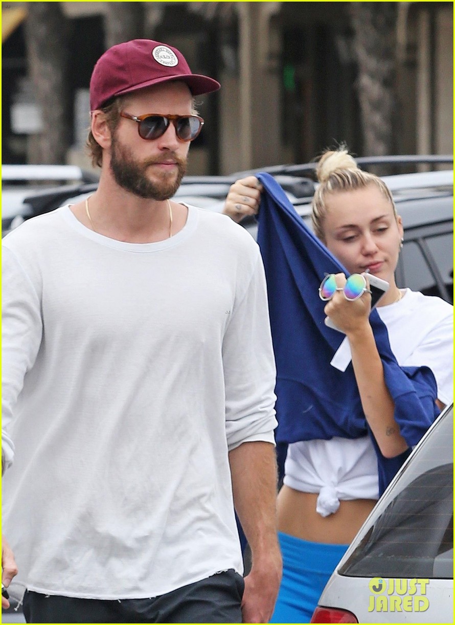 miley cyrus liam hemsworth step out for ice cream date 02
