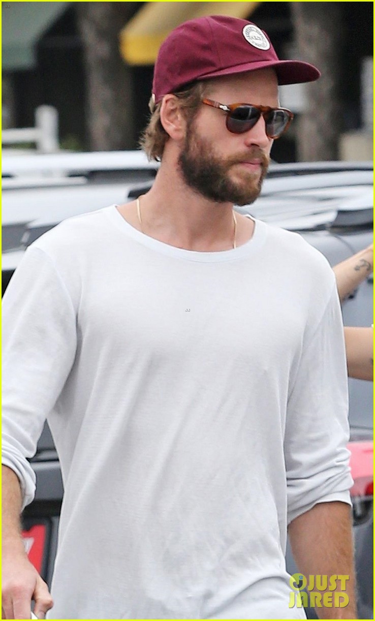 miley cyrus liam hemsworth step out for ice cream date 04