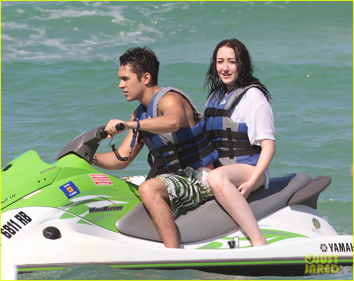 noah cyrus vacations with austin mahone in miami 01