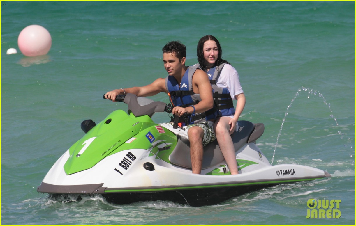 noah cyrus vacations with austin mahone in miami 02