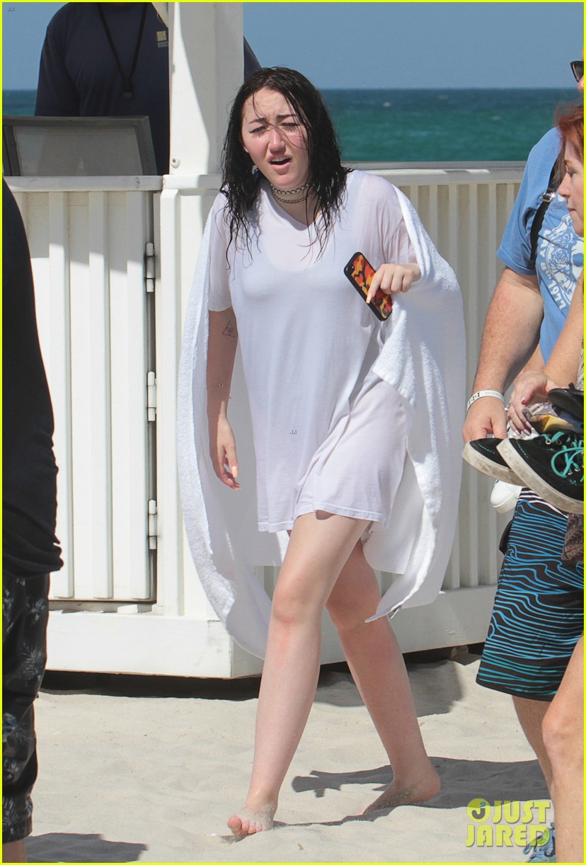 noah cyrus vacations with austin mahone in miami 03