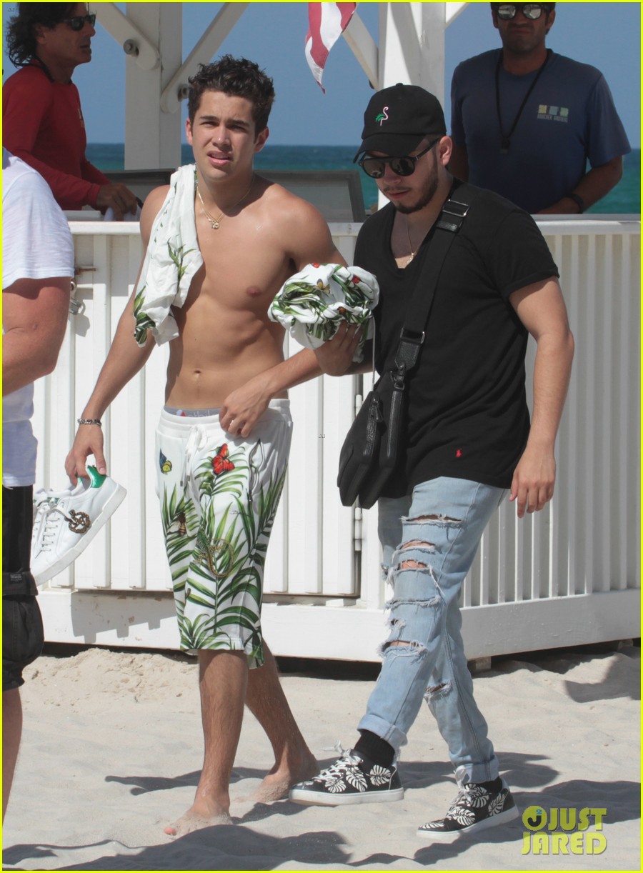 noah cyrus vacations with austin mahone in miami 05
