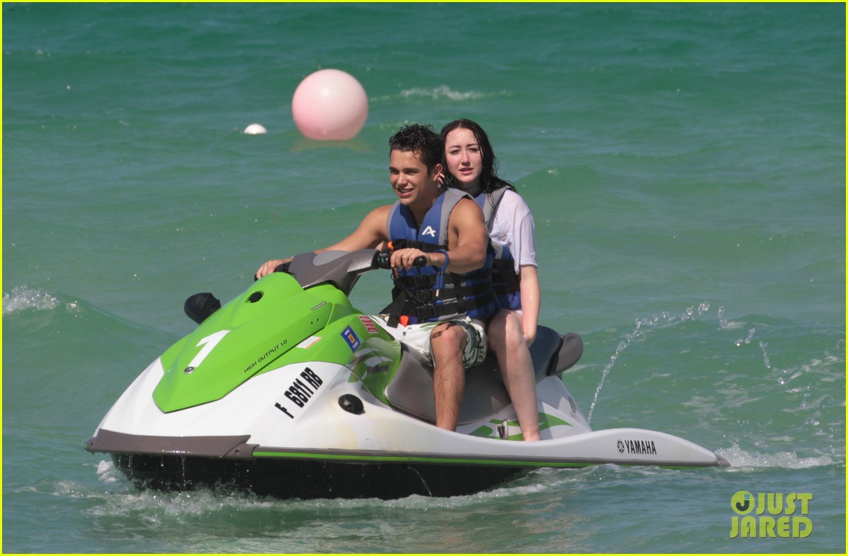 noah cyrus vacations with austin mahone in miami 11