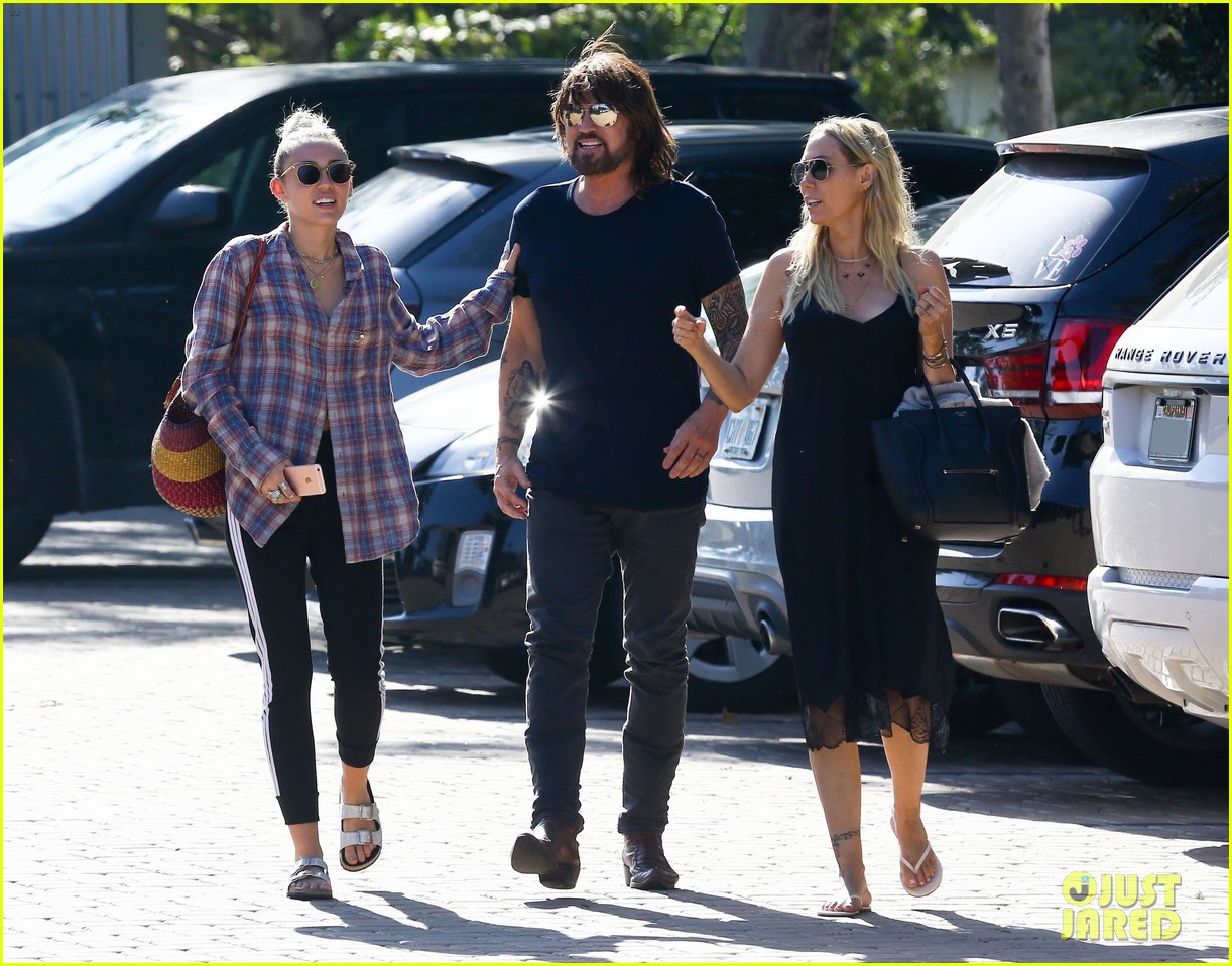 miley cyrus joins her parents for grocery shopping in malibu 01