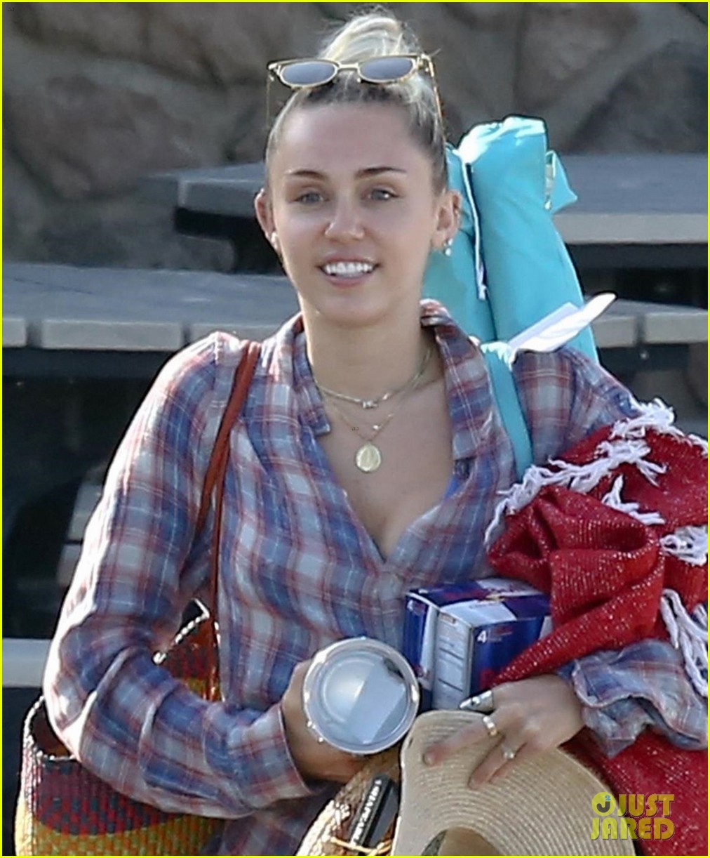 miley cyrus joins her parents for grocery shopping in malibu 02