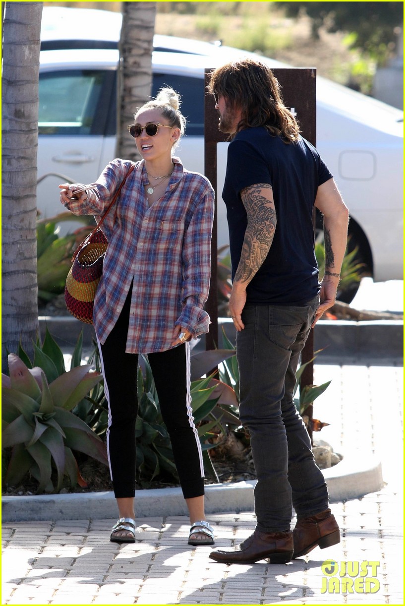 miley cyrus joins her parents for grocery shopping in malibu 03