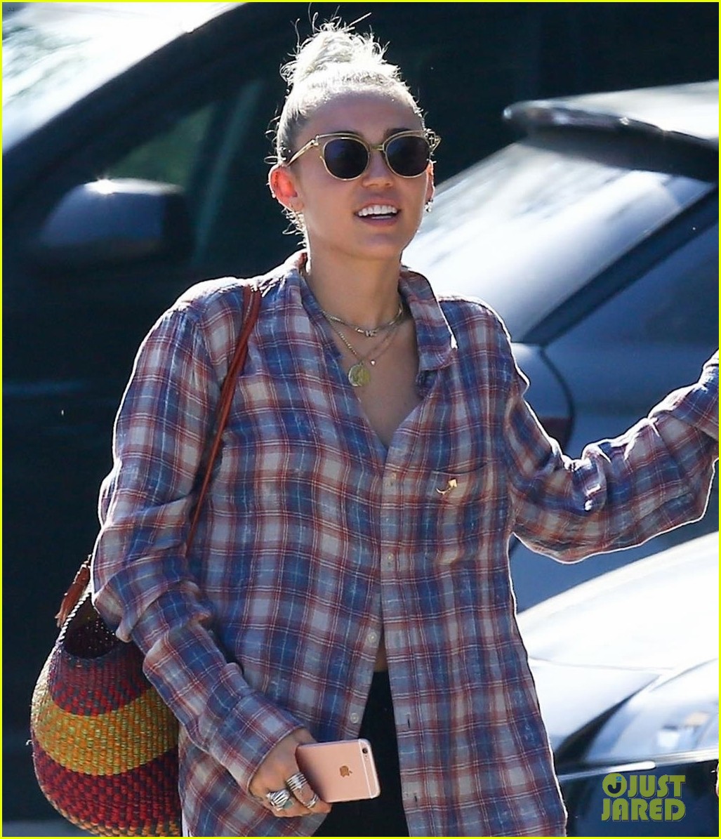 miley cyrus joins her parents for grocery shopping in malibu 04