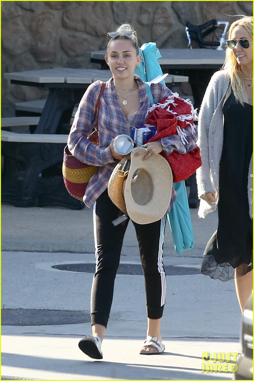 miley cyrus joins her parents for grocery shopping in malibu 05