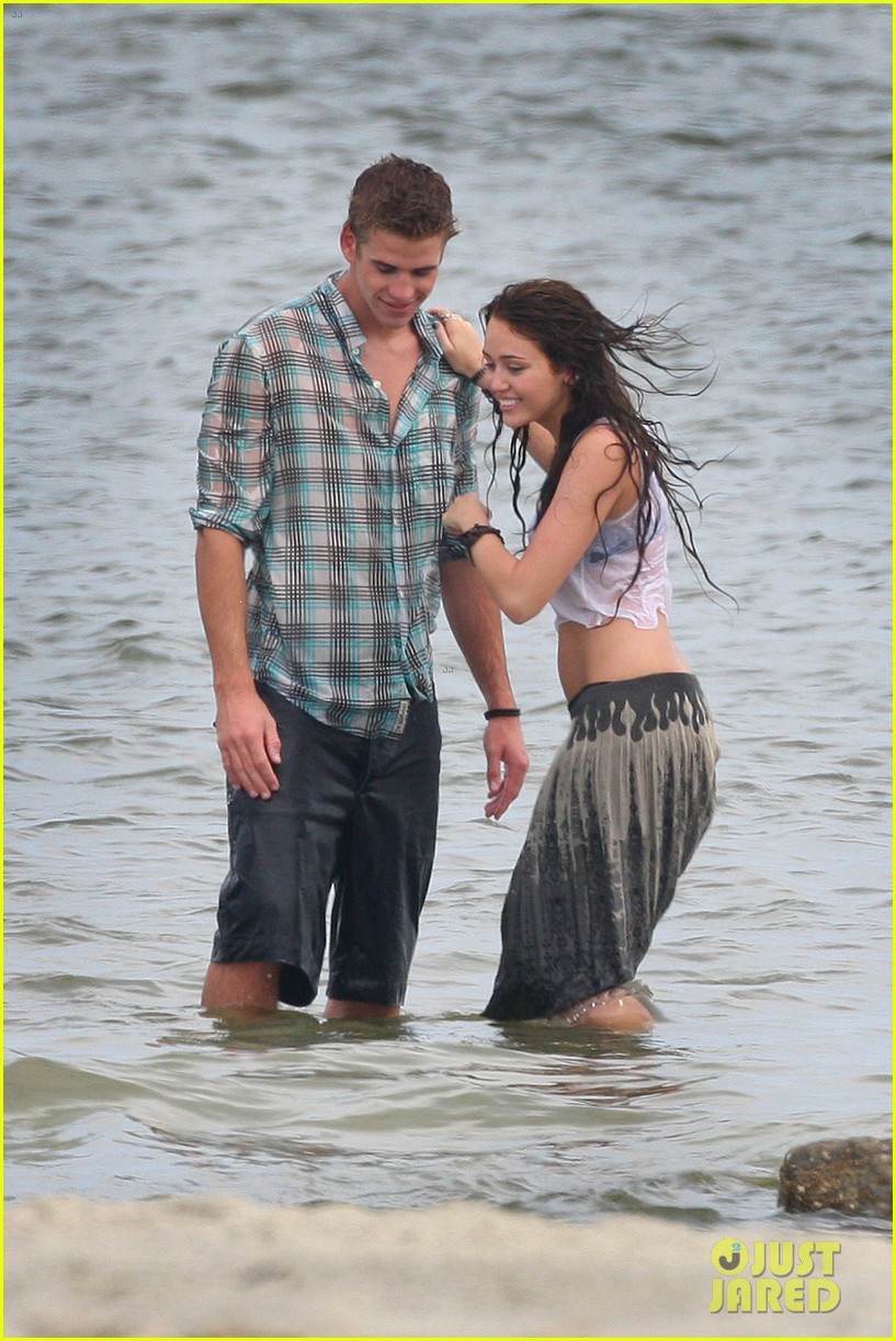 miley cyrus shares photo of her and liam hemsworths first smooch 03