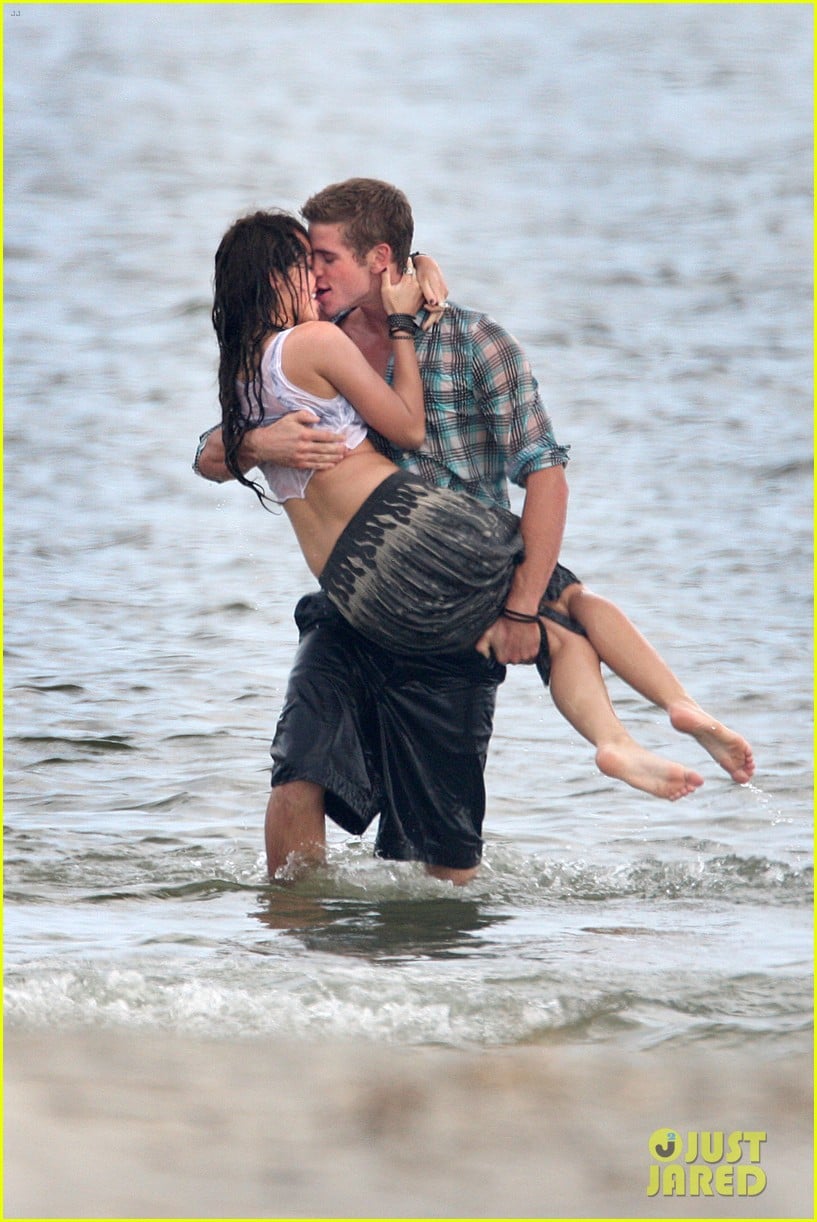 miley cyrus shares photo of her and liam hemsworths first smooch 04