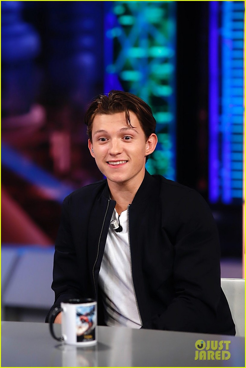 tom holland teaches spanish tv show host how to be spider man 08